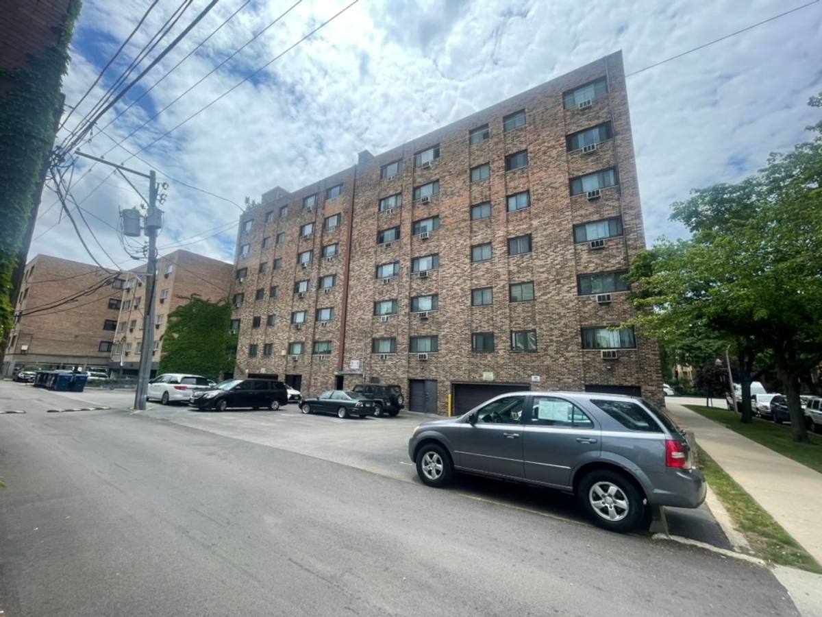 Apartment for rent at 6633 N Sheridan Rd, Chicago, IL 60626