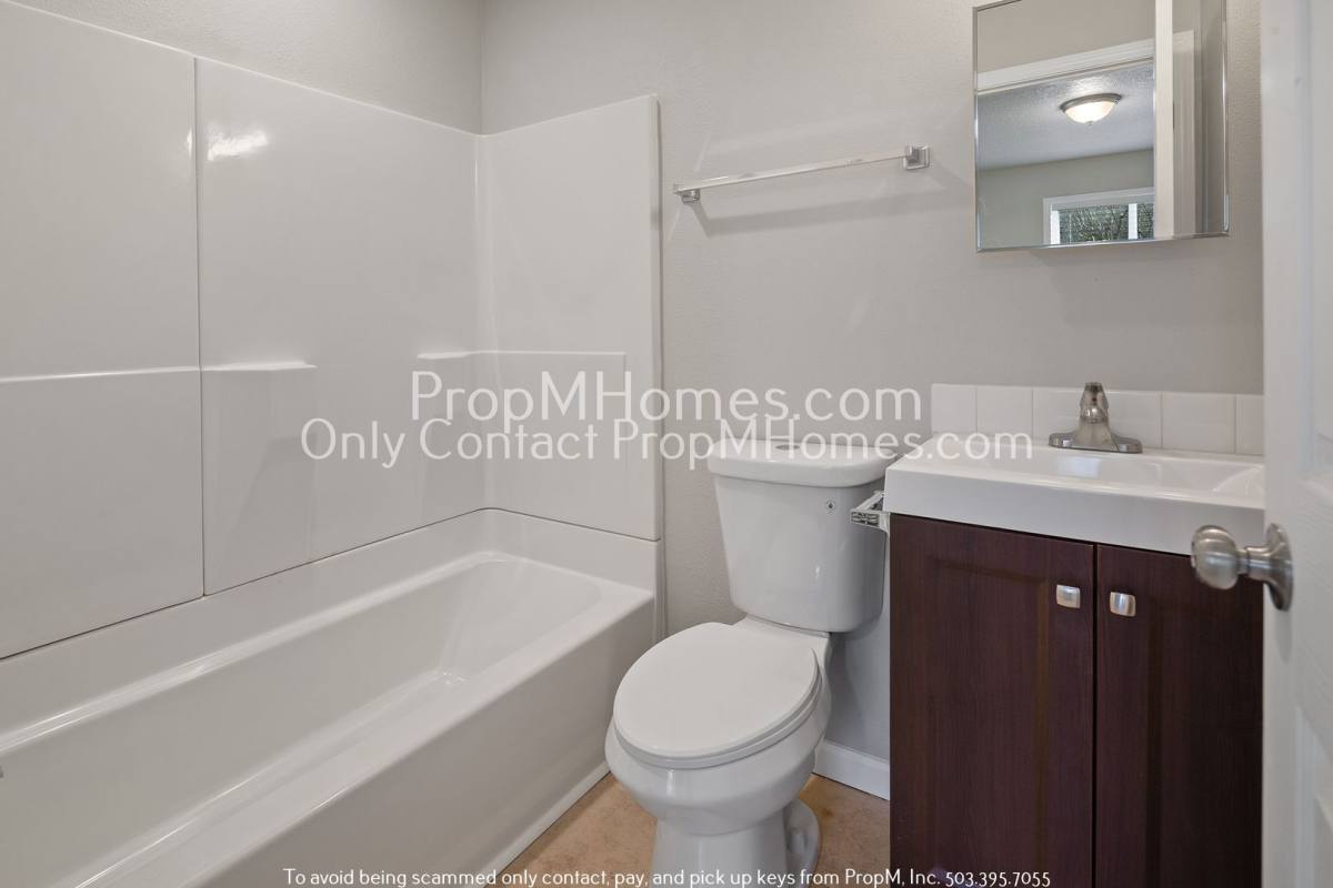 Apartment for rent at 15559 NE Glisan St, Portland, OR 97230