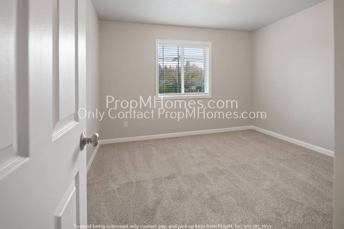 Apartment for rent at 15559 NE Glisan St, Portland, OR 97230