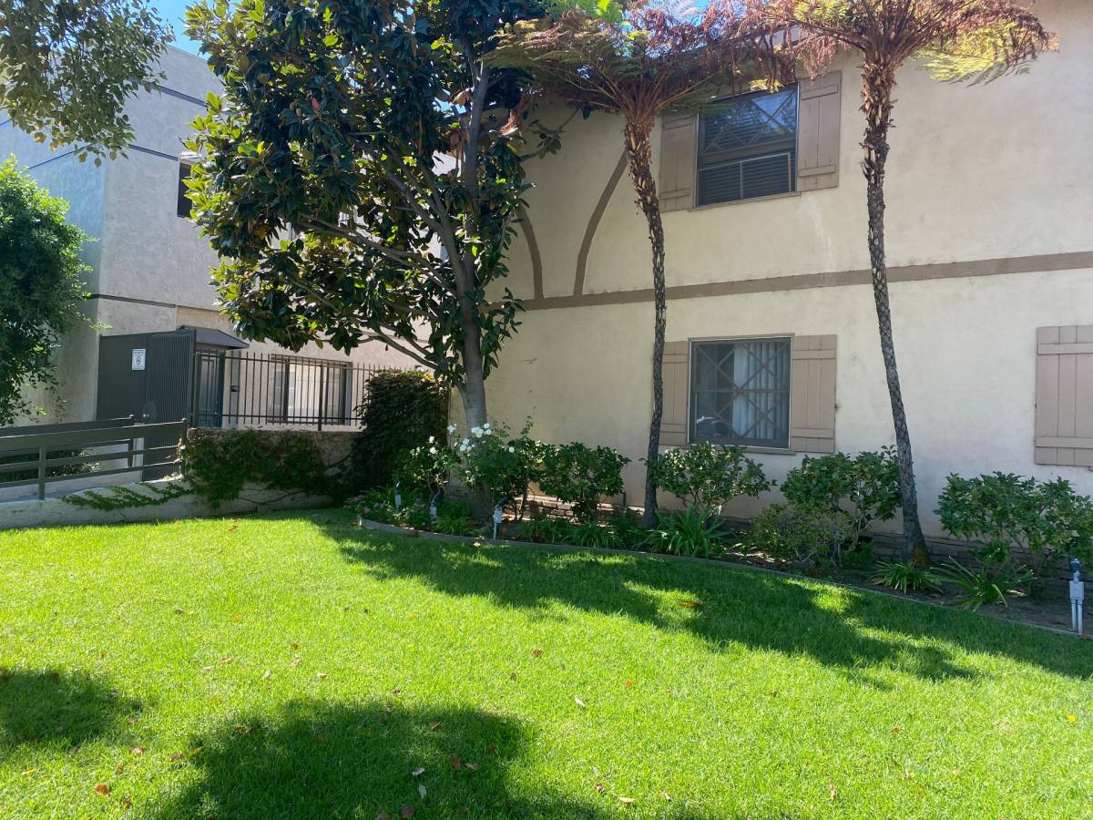 Apartment for rent at 1147 San Rafael Ave, Glendale, CA 91202