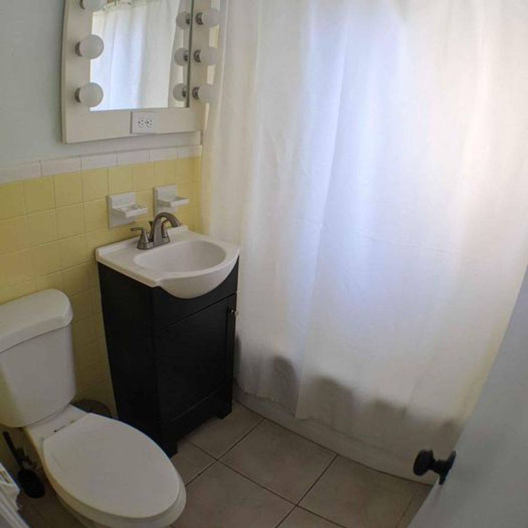 Apartment for rent at 1637 Devonshire Lane, Sarasota, FL 34236