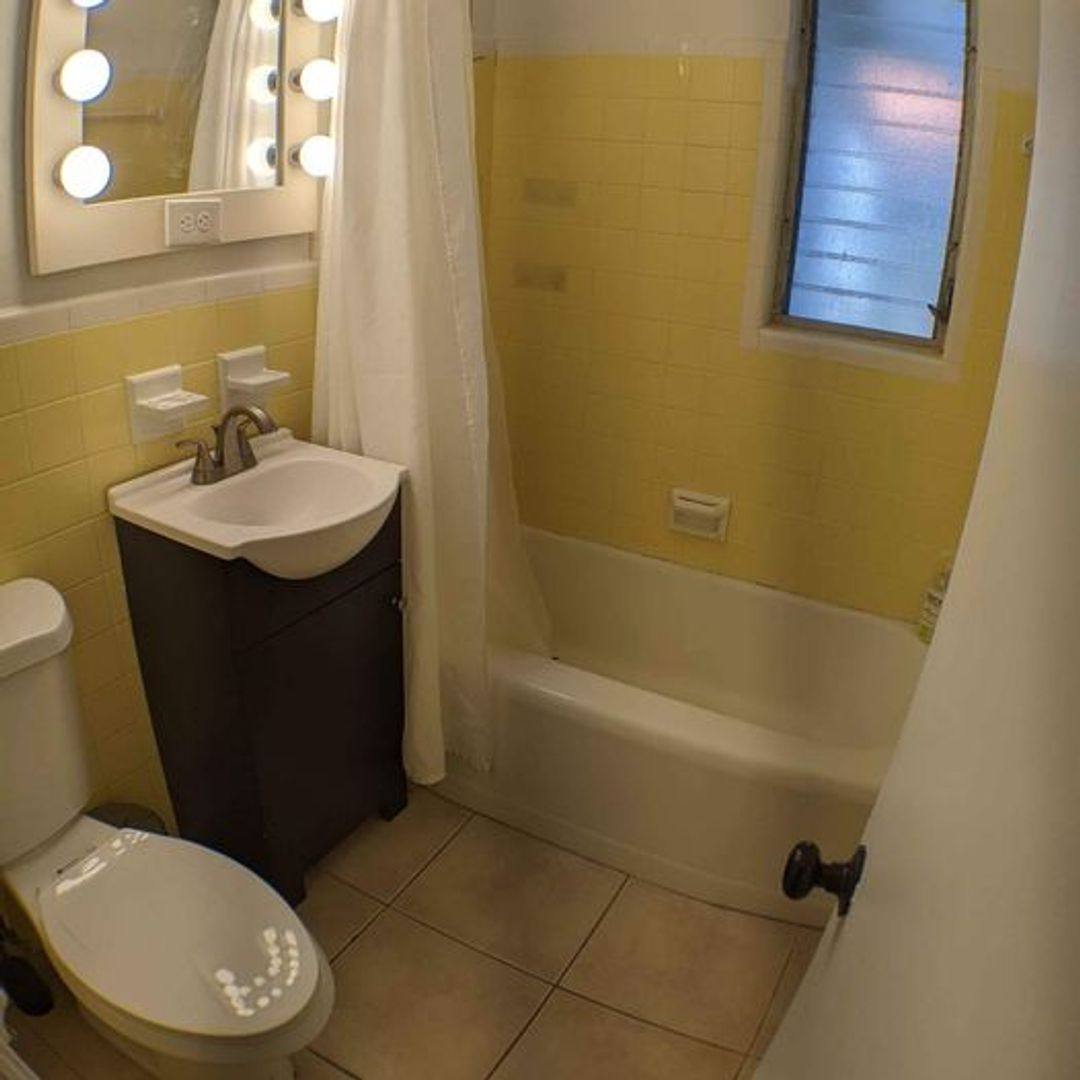 Apartment for rent at 1637 Devonshire Lane, Sarasota, FL 34236