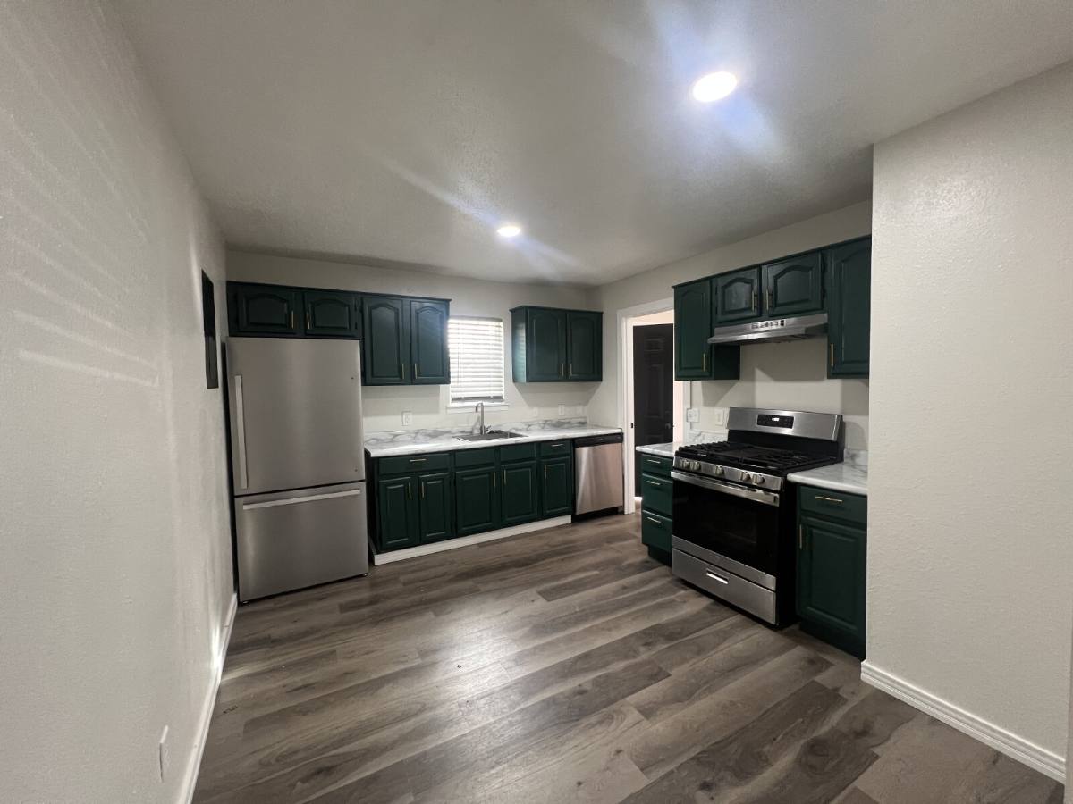 Townhouse for rent at 924 N Broadway Ave, Springfield, MO 65802