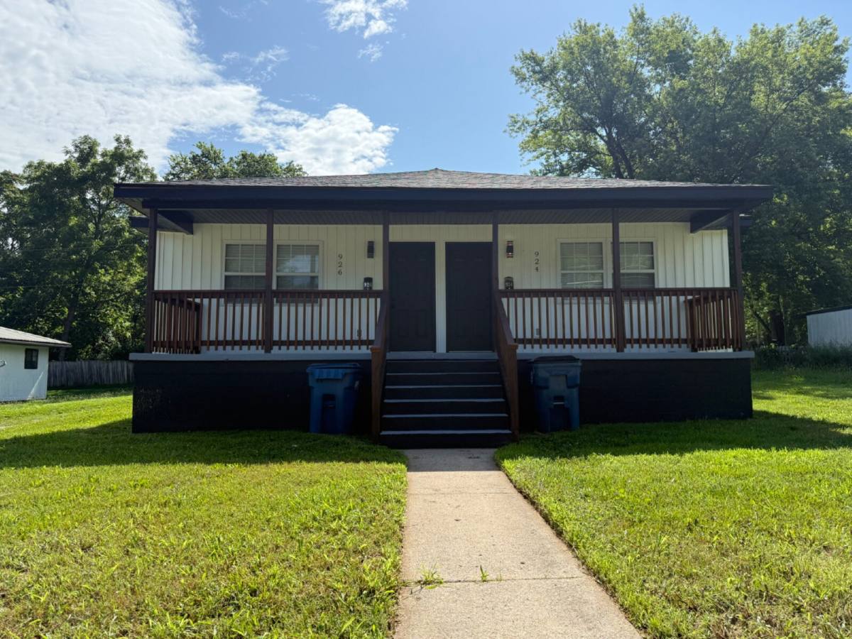 Townhouse for rent at 924 N Broadway Ave, Springfield, MO 65802