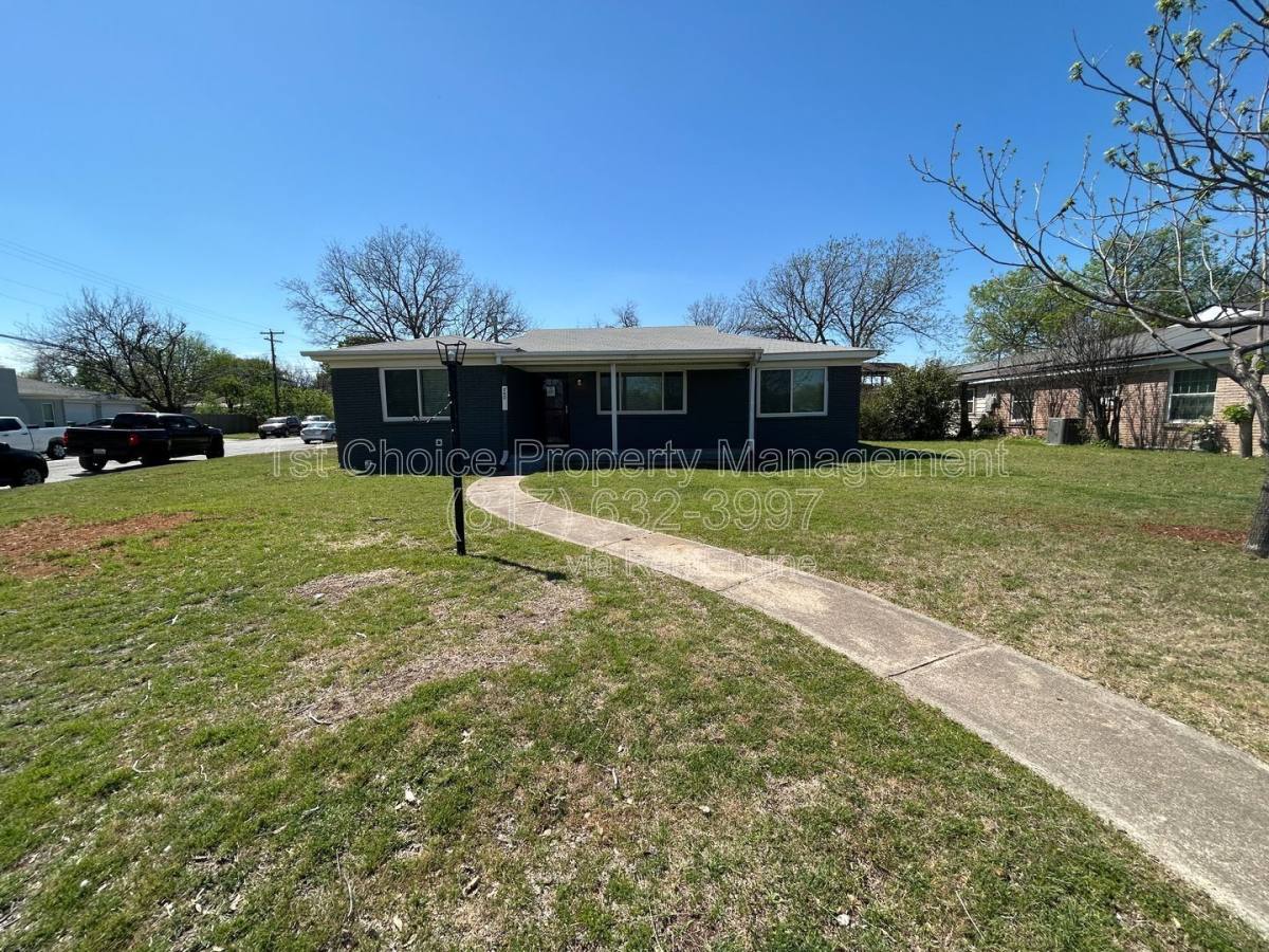 House for rent at 720 Sandell Dr, Fort Worth, TX 76108
