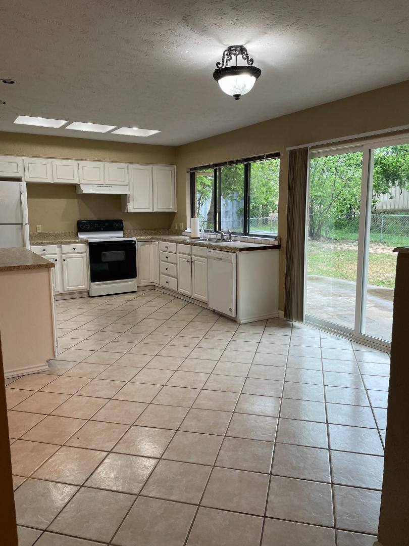 House for rent at 2111 W Pearl St #2113, Granbury, TX 76048