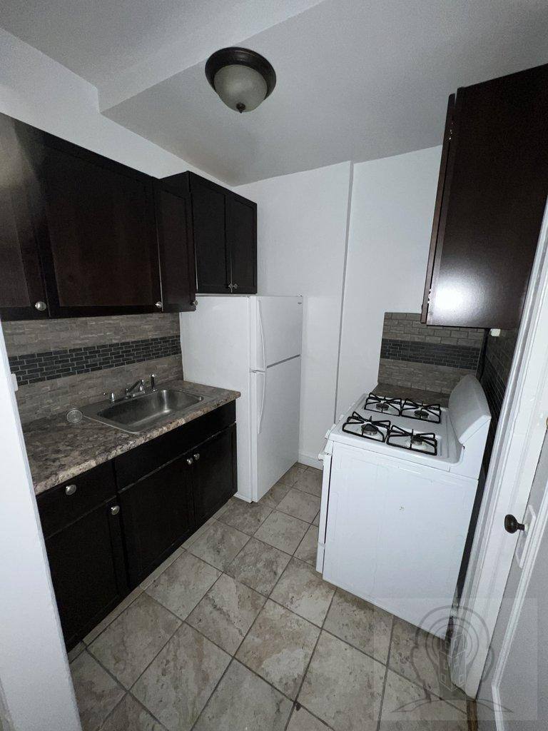 Apartment for rent at 1369 W Estes Ave #1H, Chicago, IL 60626