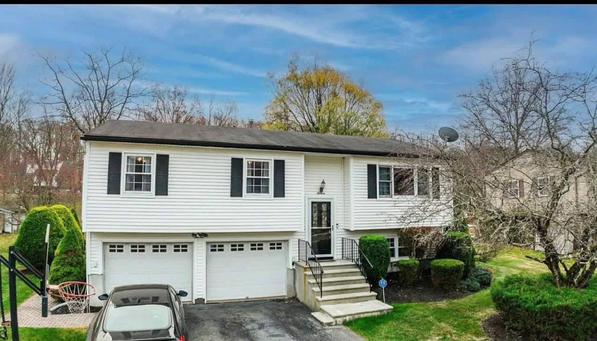 Apartment for rent at 13 Newbury St, Monroe, NY 10950