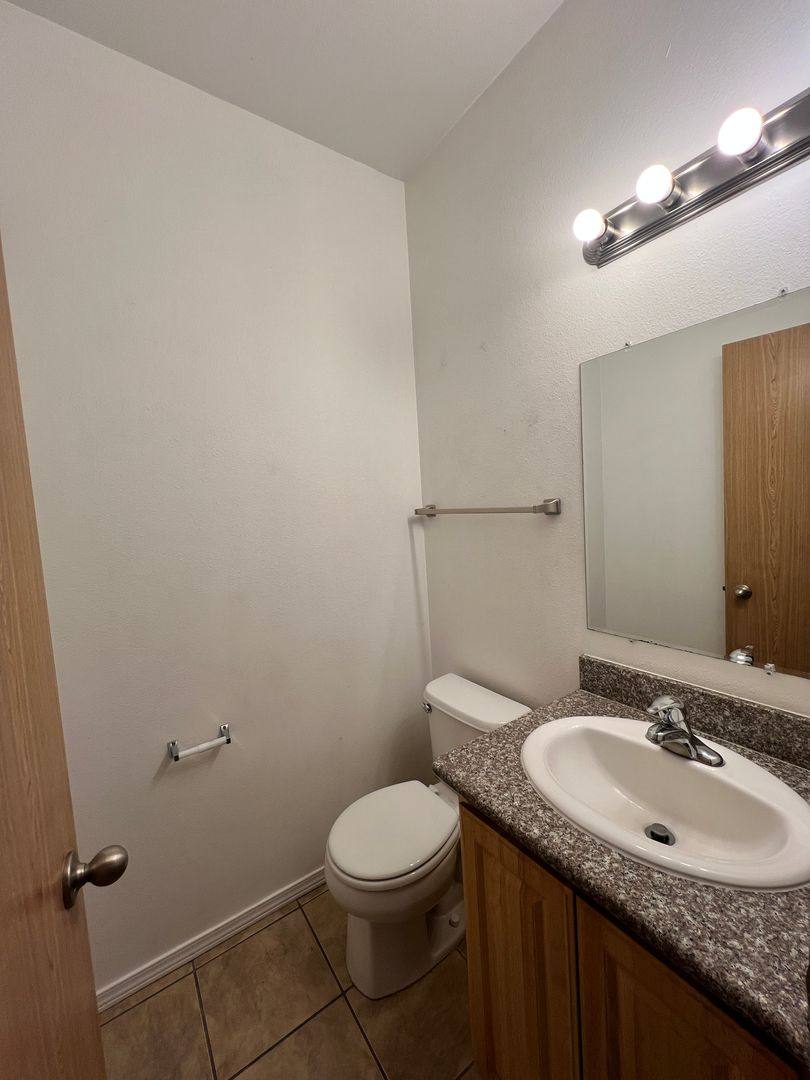 Townhouse for rent at 1620 W Lee St, Moses Lake, WA 98837