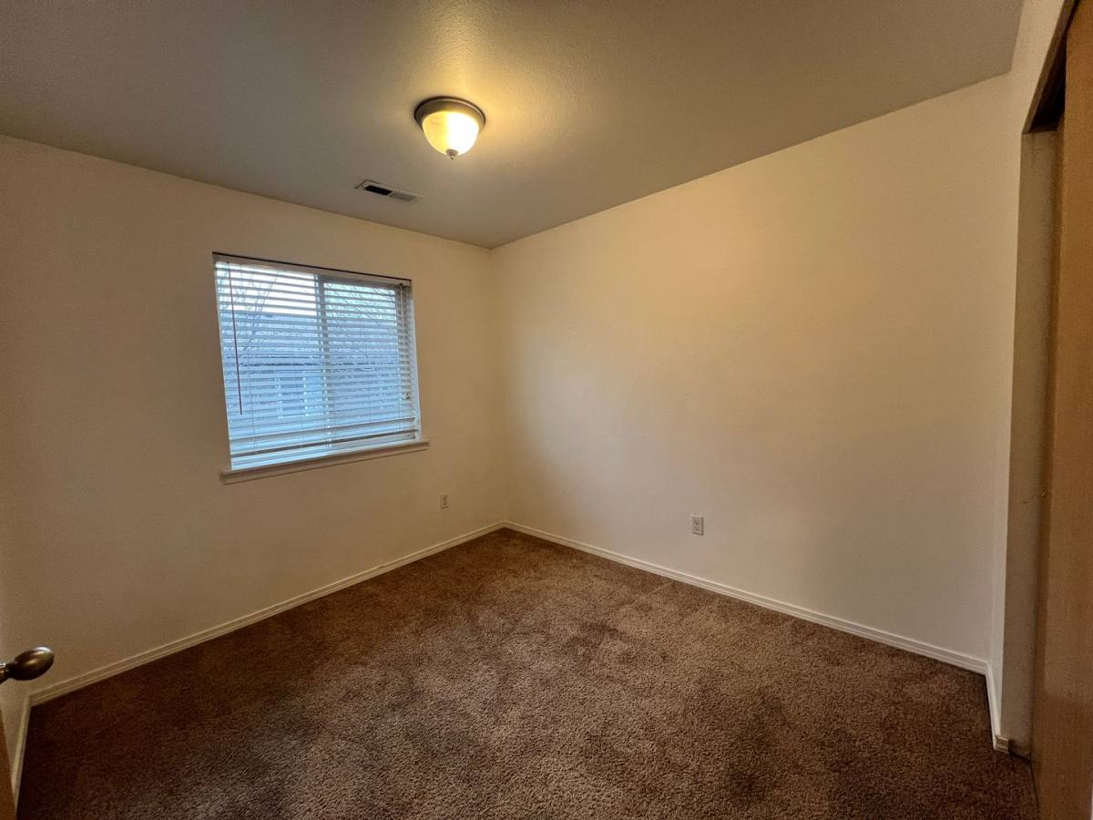 Townhouse for rent at 1620 W Lee St, Moses Lake, WA 98837
