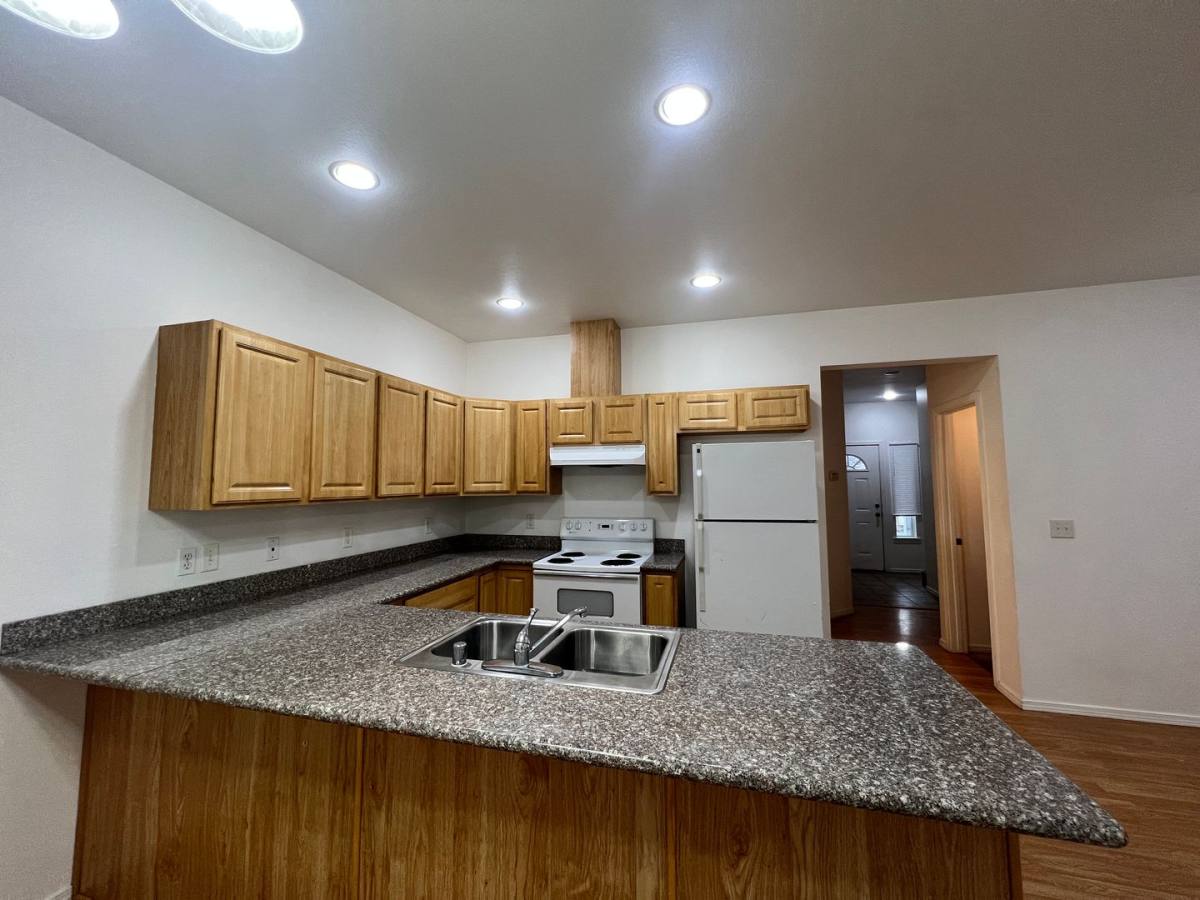 Townhouse for rent at 1620 W Lee St, Moses Lake, WA 98837