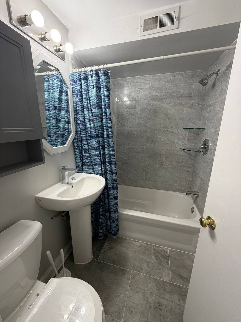 House for rent at 2209 Douglas Ave, Des Plaines, IL 60018
