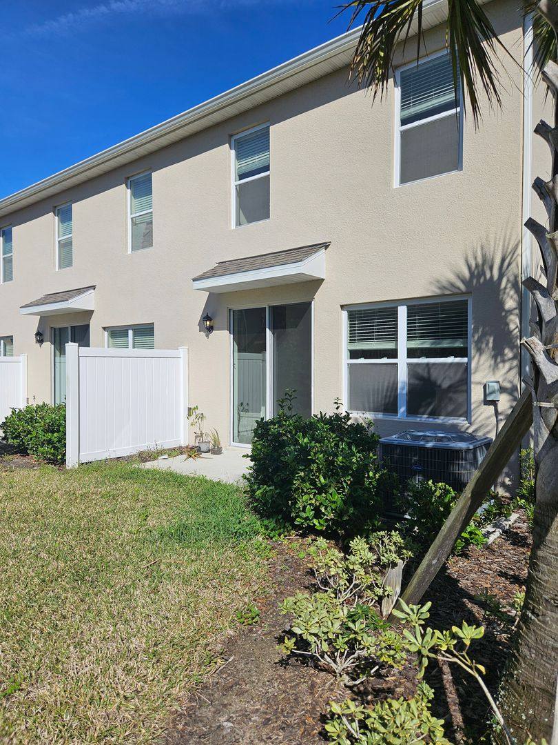 Townhouse for rent at 44 Bella Oaks Dr, Port Orange, FL 32129
