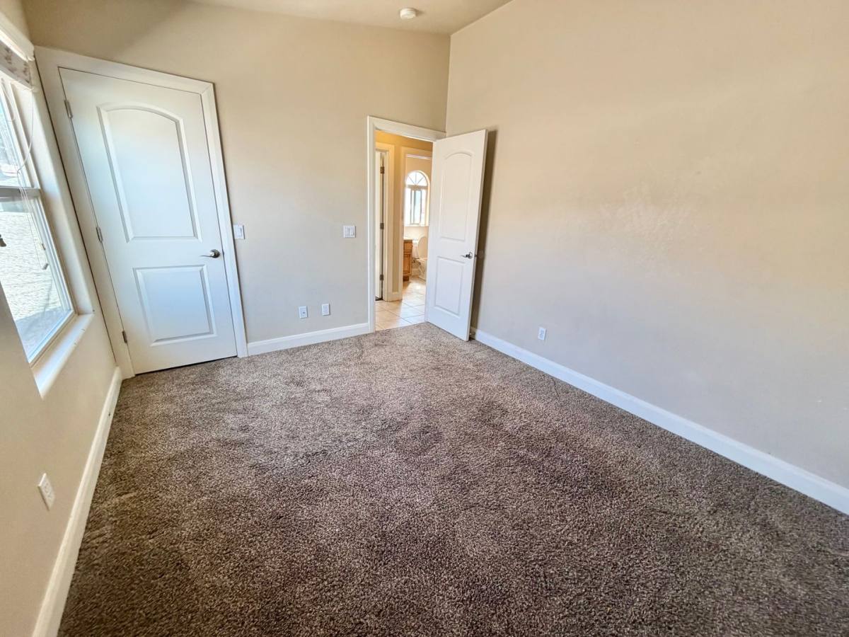 House for rent at 887 N Caddington Rd, Washington, UT 84780