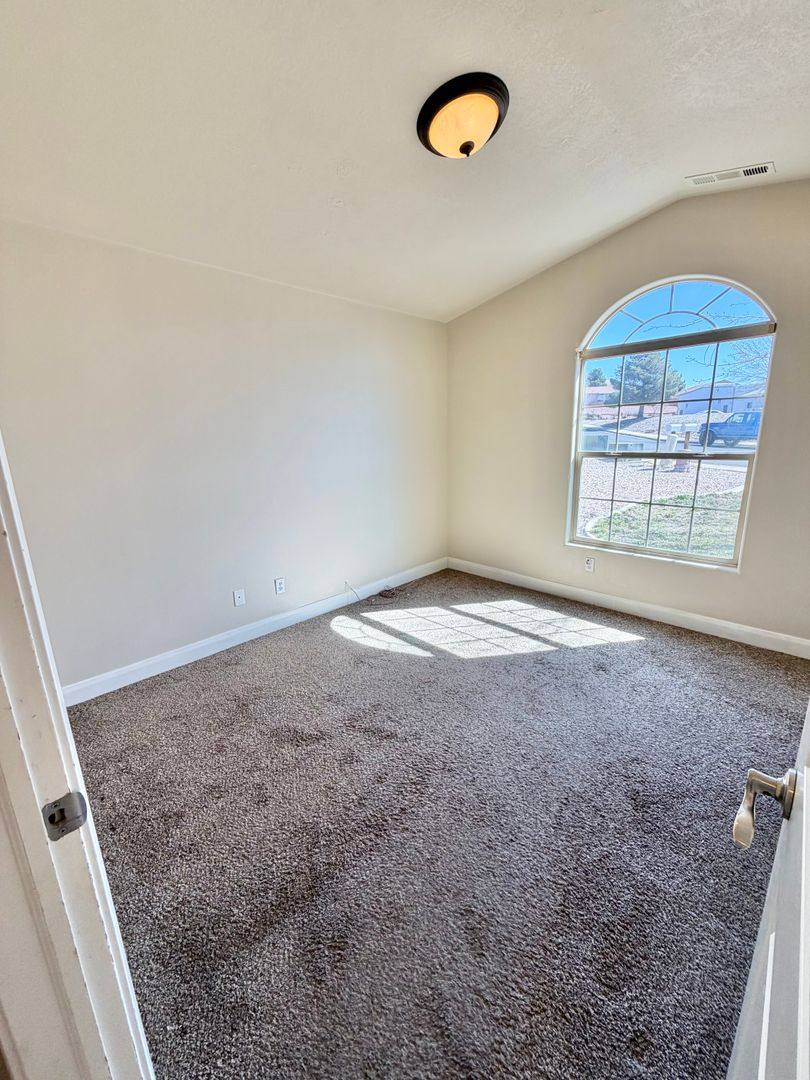 House for rent at 887 N Caddington Rd, Washington, UT 84780