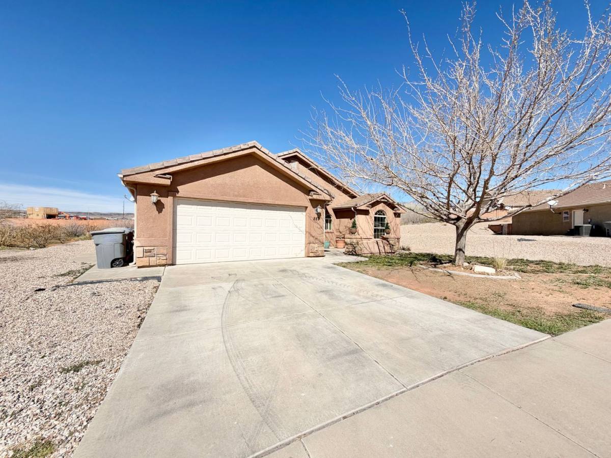 House for rent at 887 N Caddington Rd, Washington, UT 84780