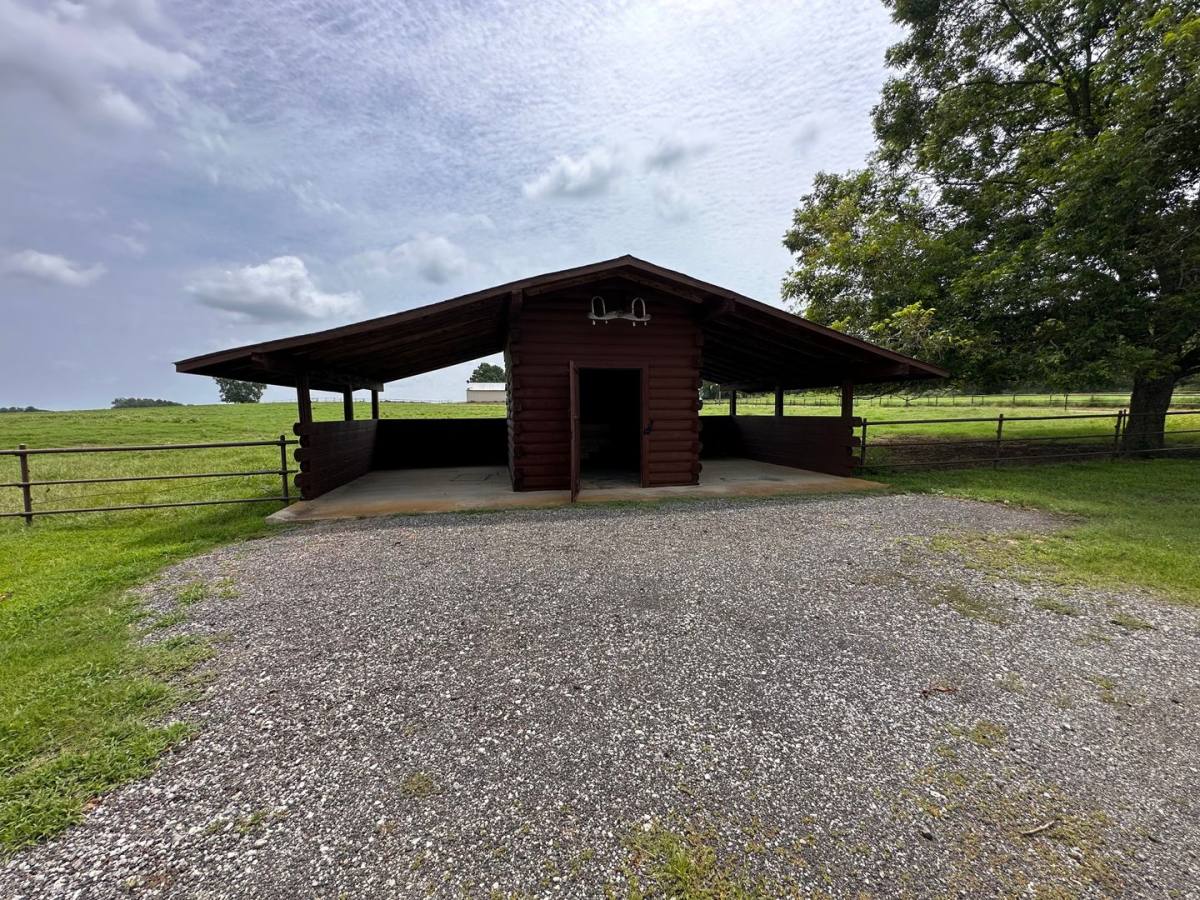 House for rent at 90 Cherokee Trail, Pittsburg, TX 75686
