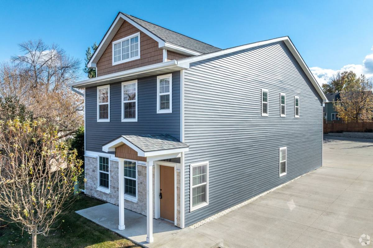 Townhouse for rent at 4525 100th St, Urbandale, IA 50322