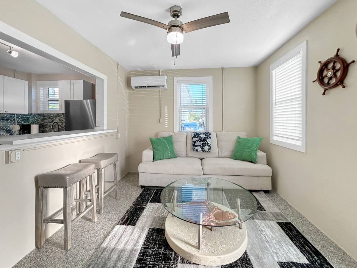 Apartment for rent at 14135 Palm St, Saint Petersburg, FL 33708