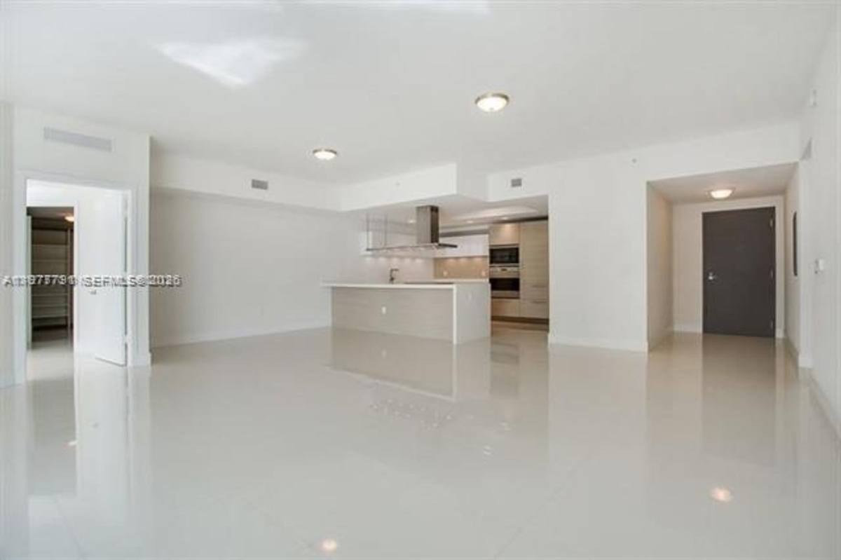 Apartment for rent at 17301 Biscayne Blvd, North Miami Beach, FL 33160