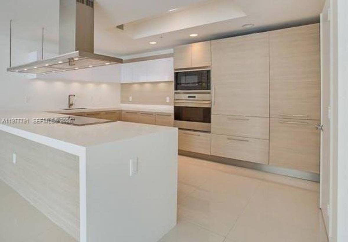 Apartment for rent at 17301 Biscayne Blvd, North Miami Beach, FL 33160
