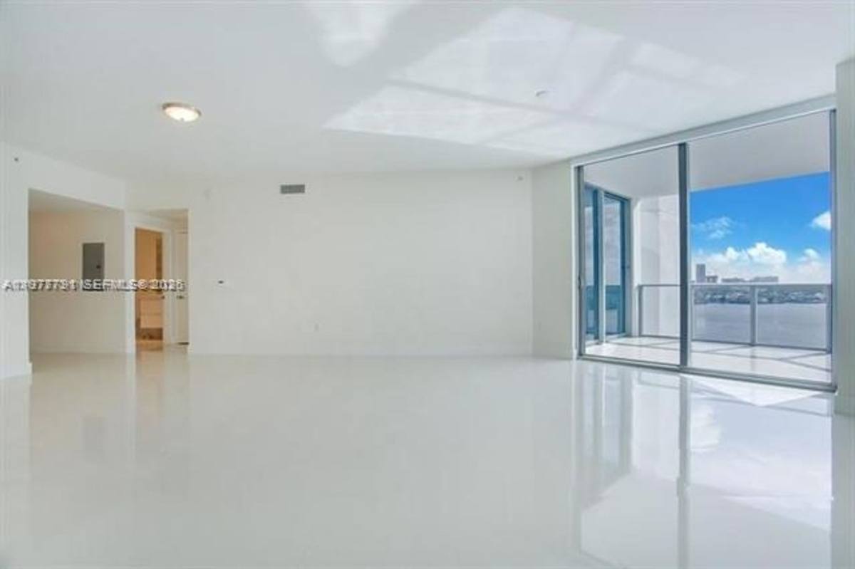 Apartment for rent at 17301 Biscayne Blvd, North Miami Beach, FL 33160