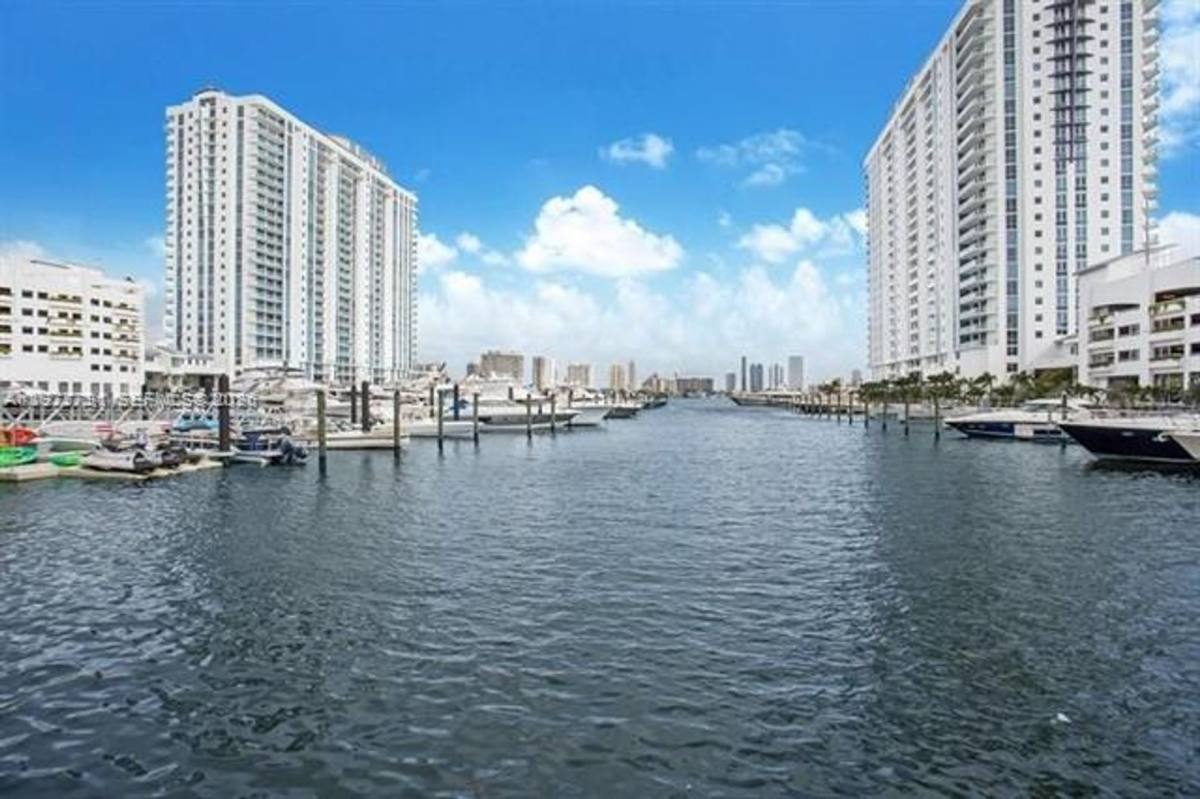 Apartment for rent at 17301 Biscayne Blvd, North Miami Beach, FL 33160