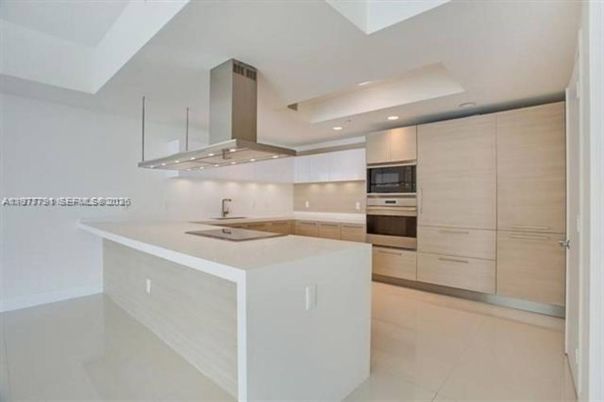 Apartment for rent at 17301 Biscayne Blvd, North Miami Beach, FL 33160