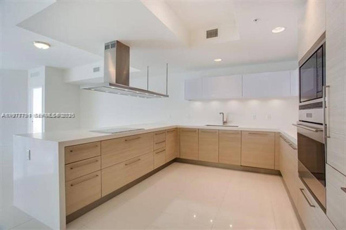 Apartment for rent at 17301 Biscayne Blvd, North Miami Beach, FL 33160