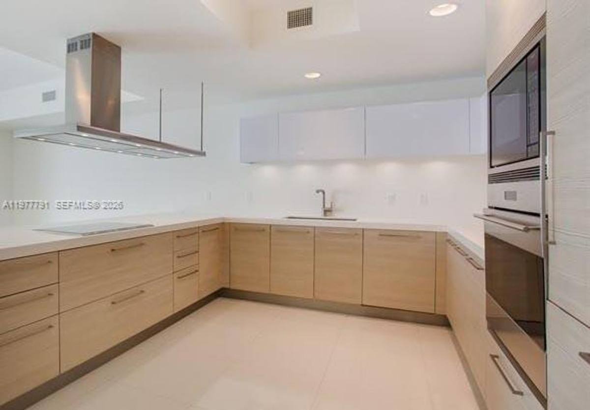 Apartment for rent at 17301 Biscayne Blvd, North Miami Beach, FL 33160