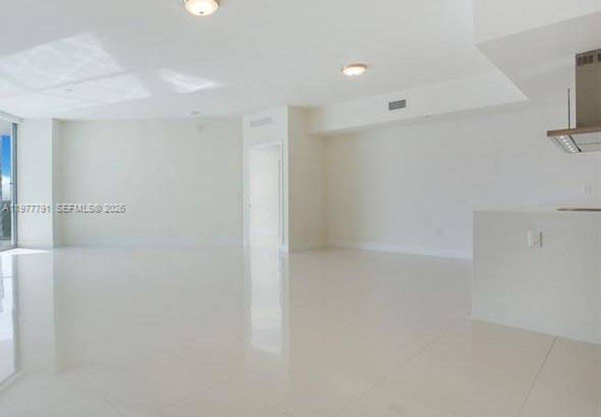 Apartment for rent at 17301 Biscayne Blvd, North Miami Beach, FL 33160