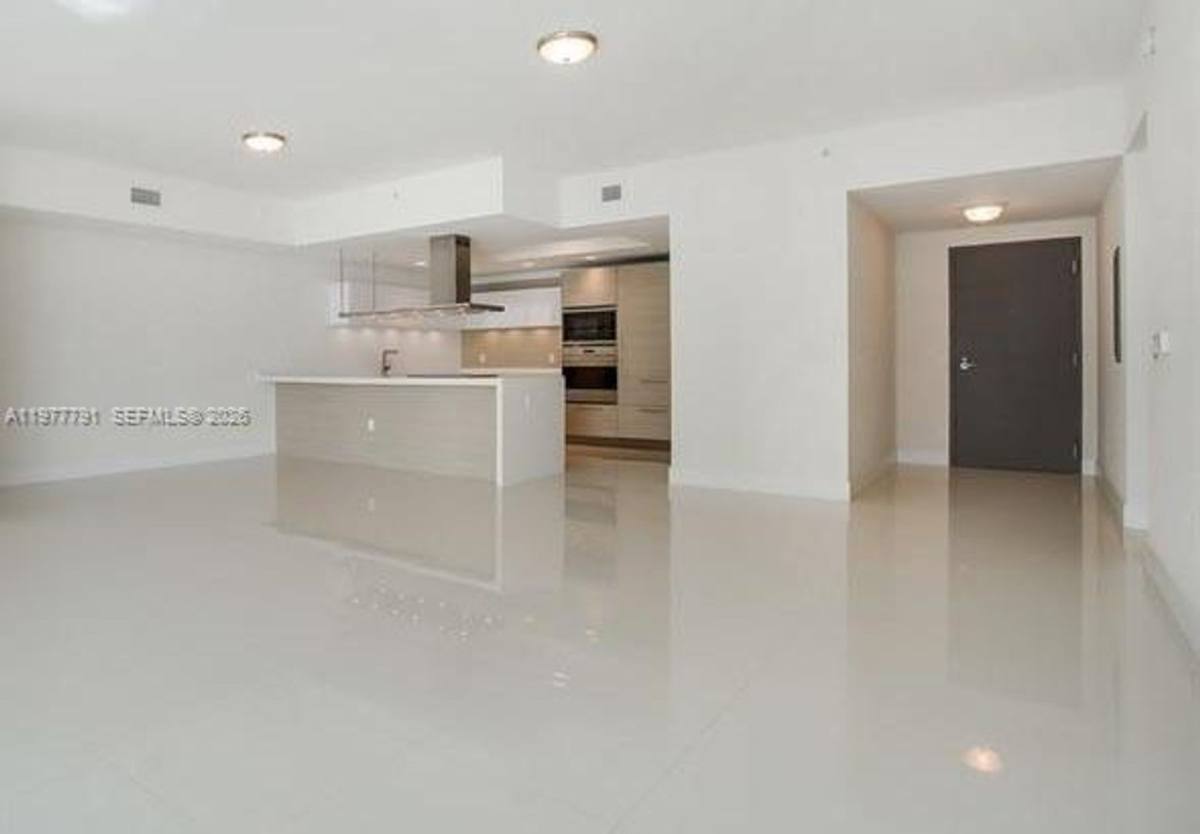 Apartment for rent at 17301 Biscayne Blvd, North Miami Beach, FL 33160