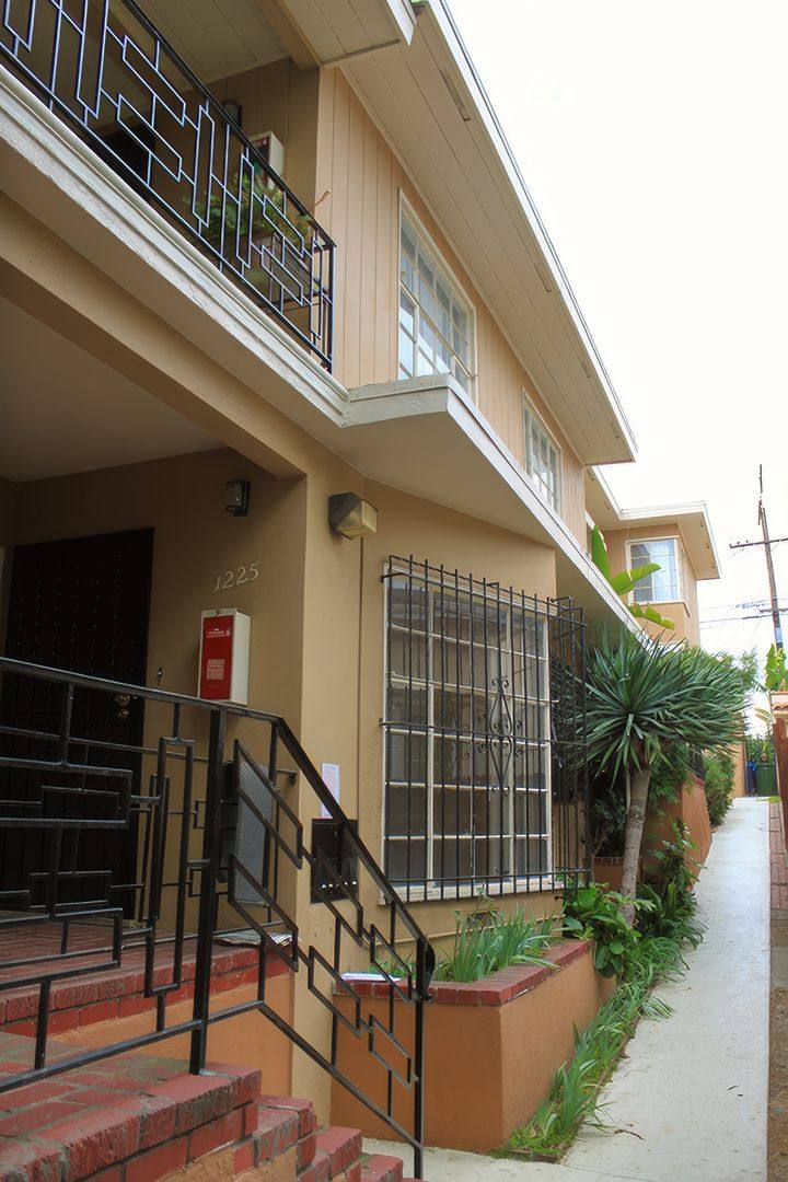 Apartment for rent at 1223-27 1 2 So Dunsmuir Ave, Los Angeles, CA 90036