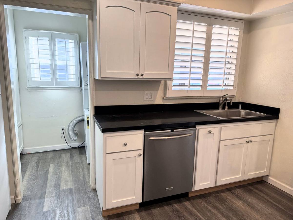 Apartment for rent at 1223-27 1 2 So Dunsmuir Ave, Los Angeles, CA 90036