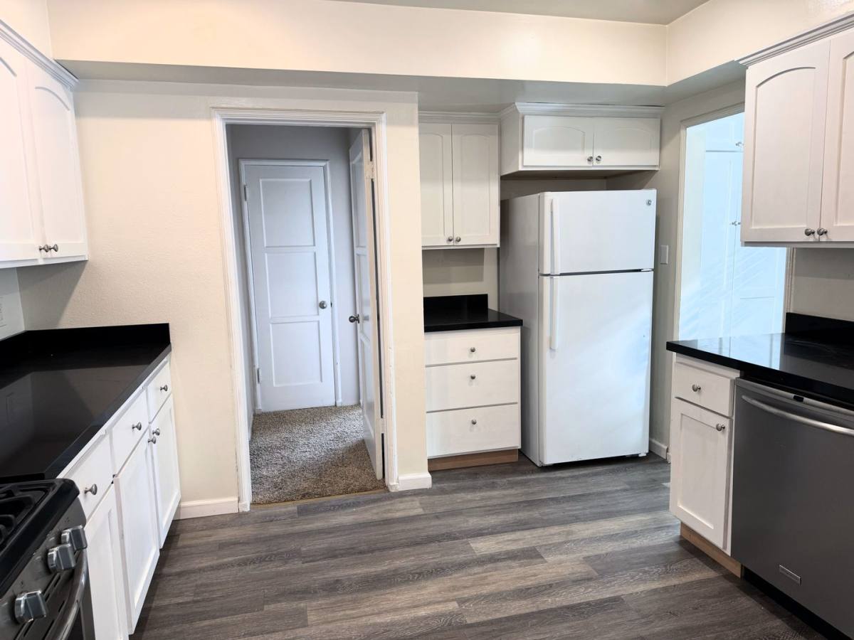 Apartment for rent at 1223-27 1 2 So Dunsmuir Ave, Los Angeles, CA 90036