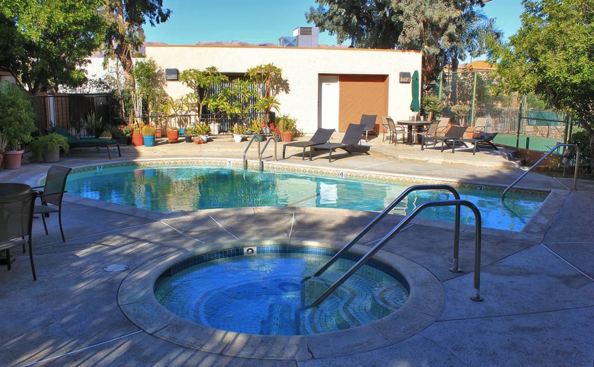 Townhouse for rent at 10230 Independence Ave, Chatsworth, CA 91311