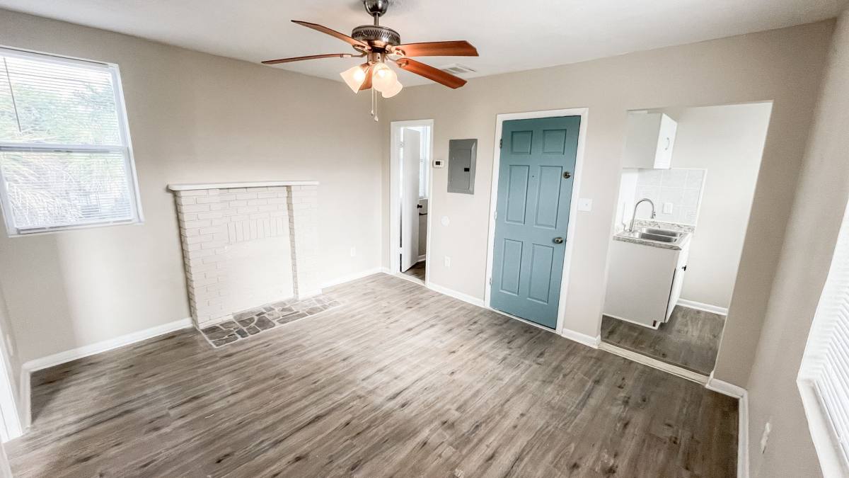 Apartment for rent at 321 W Ianthe St, Tavares, FL 32778