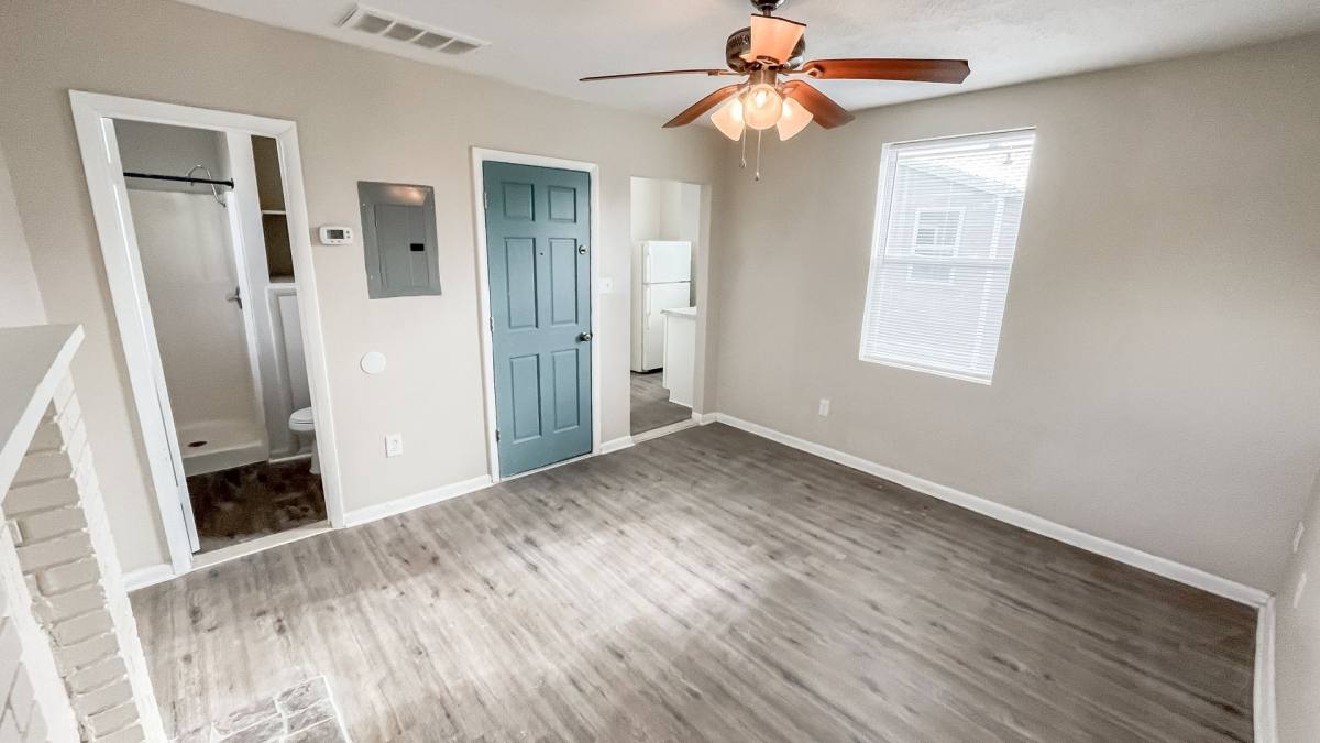 Apartment for rent at 321 W Ianthe St, Tavares, FL 32778
