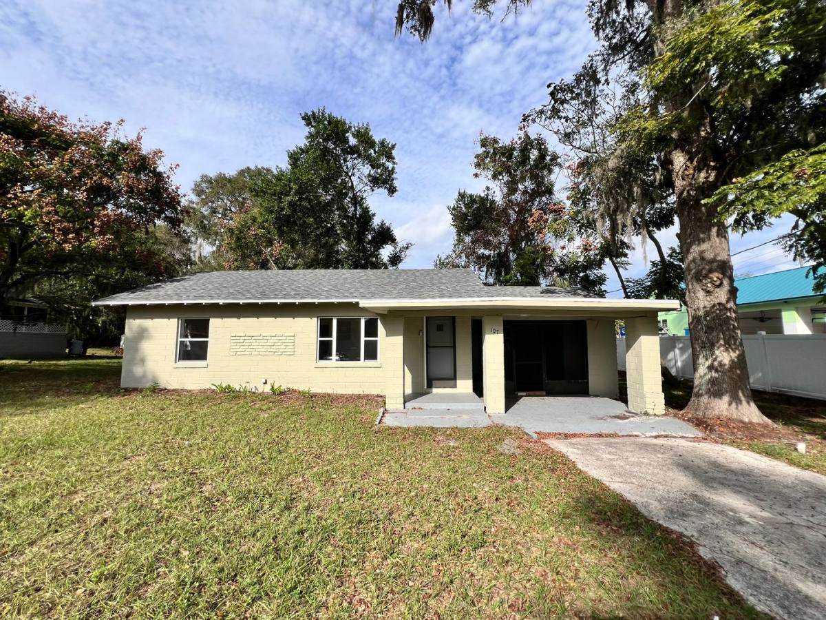 House for rent at 107 Oakland Dr, Deland, FL 32720