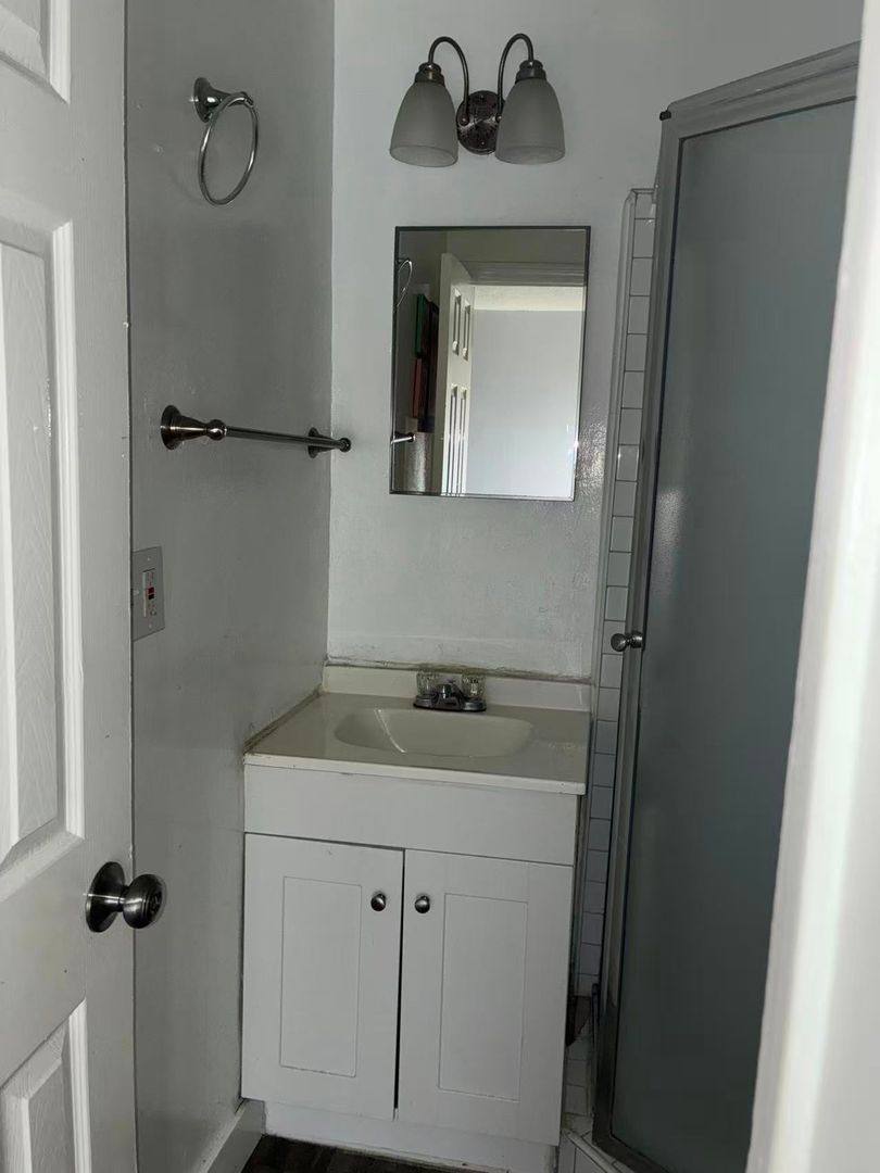 Apartment for rent at 418 Almond Ave, Long Beach, CA 90802