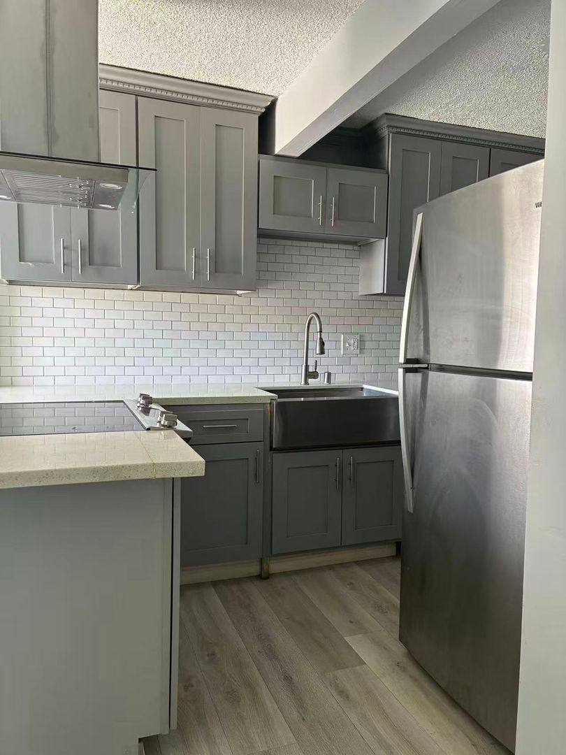 Apartment for rent at 418 Almond Ave, Long Beach, CA 90802