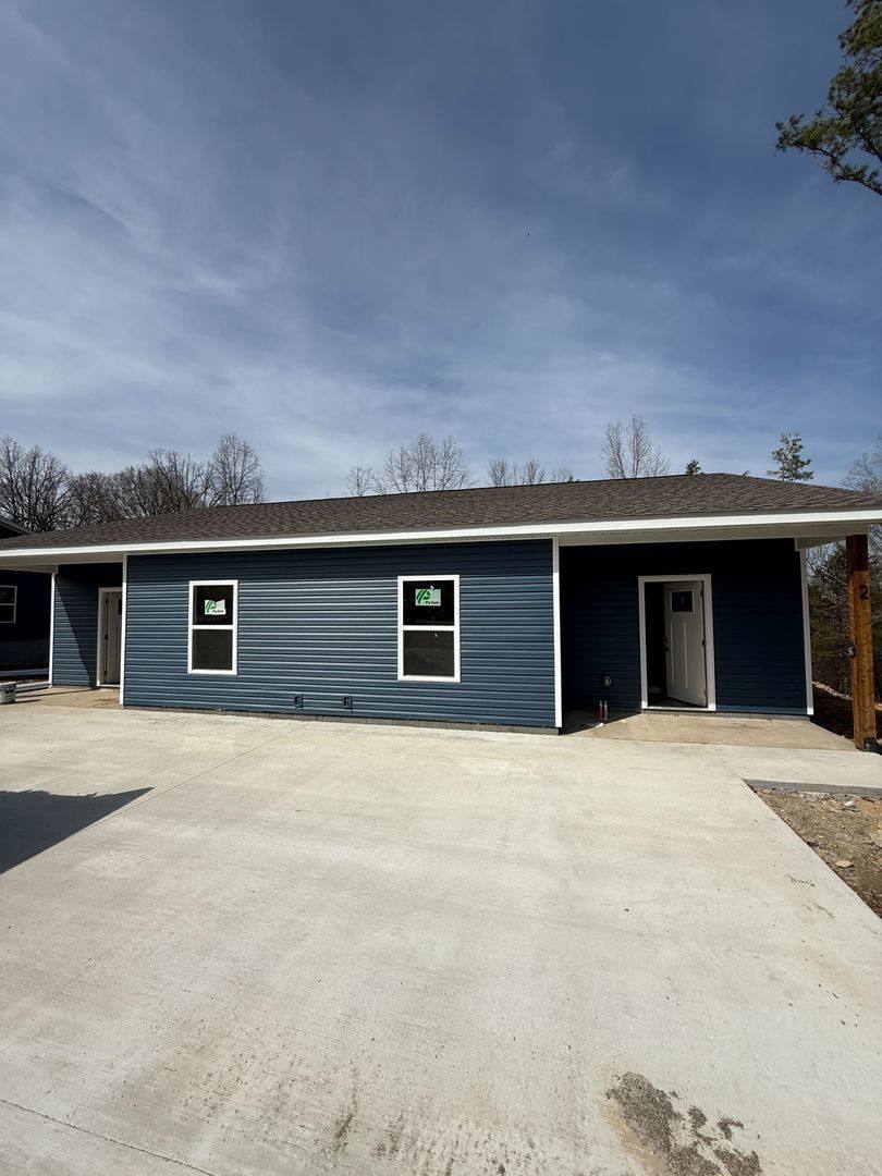 Townhouse for rent at 188 Summit St, Cotter, AR 72626