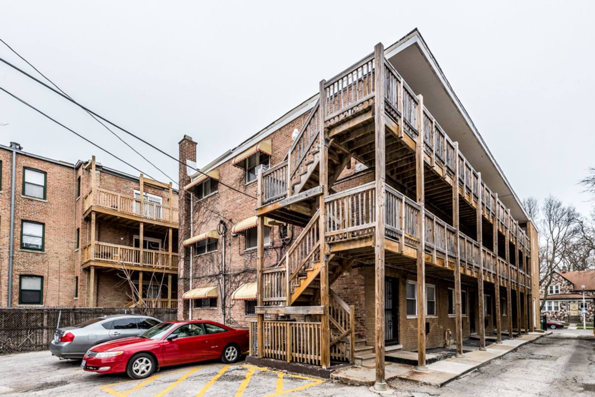 Apartment for rent at 7706 S Saginaw Ave, Chicago, IL 60649