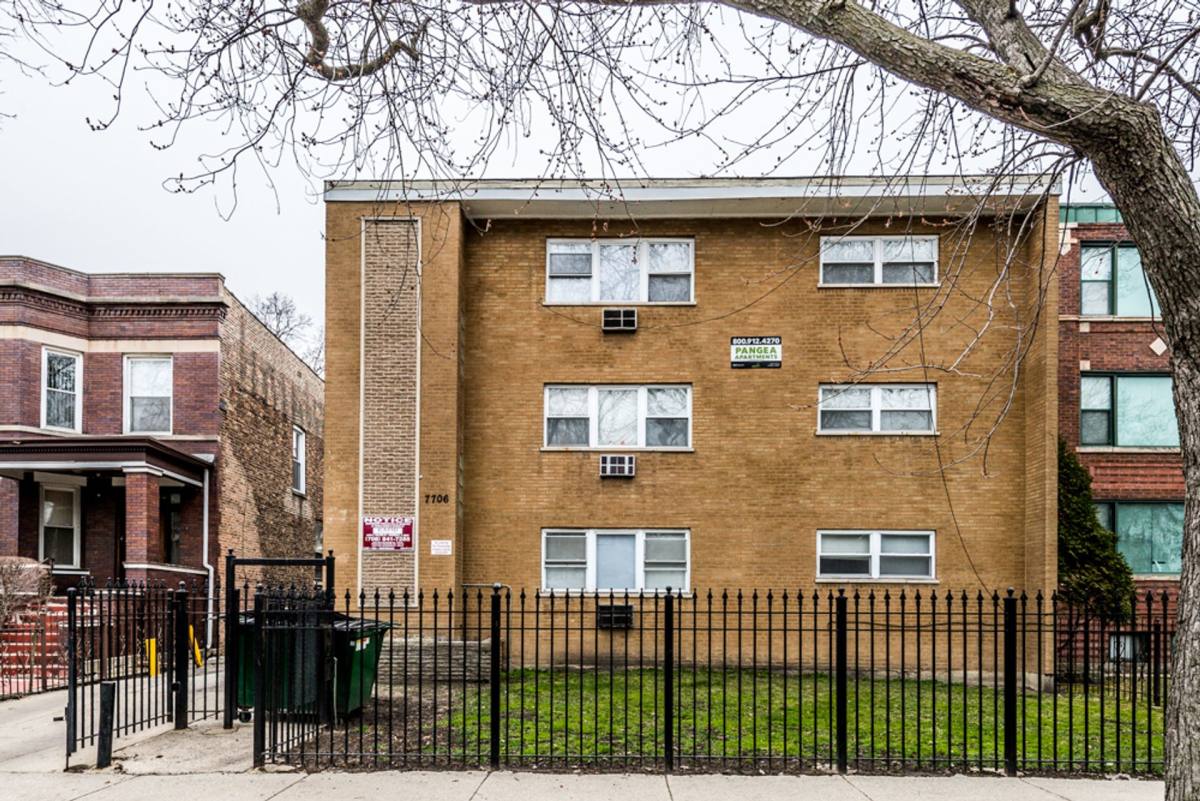Apartment for rent at 7706 S Saginaw Ave, Chicago, IL 60649