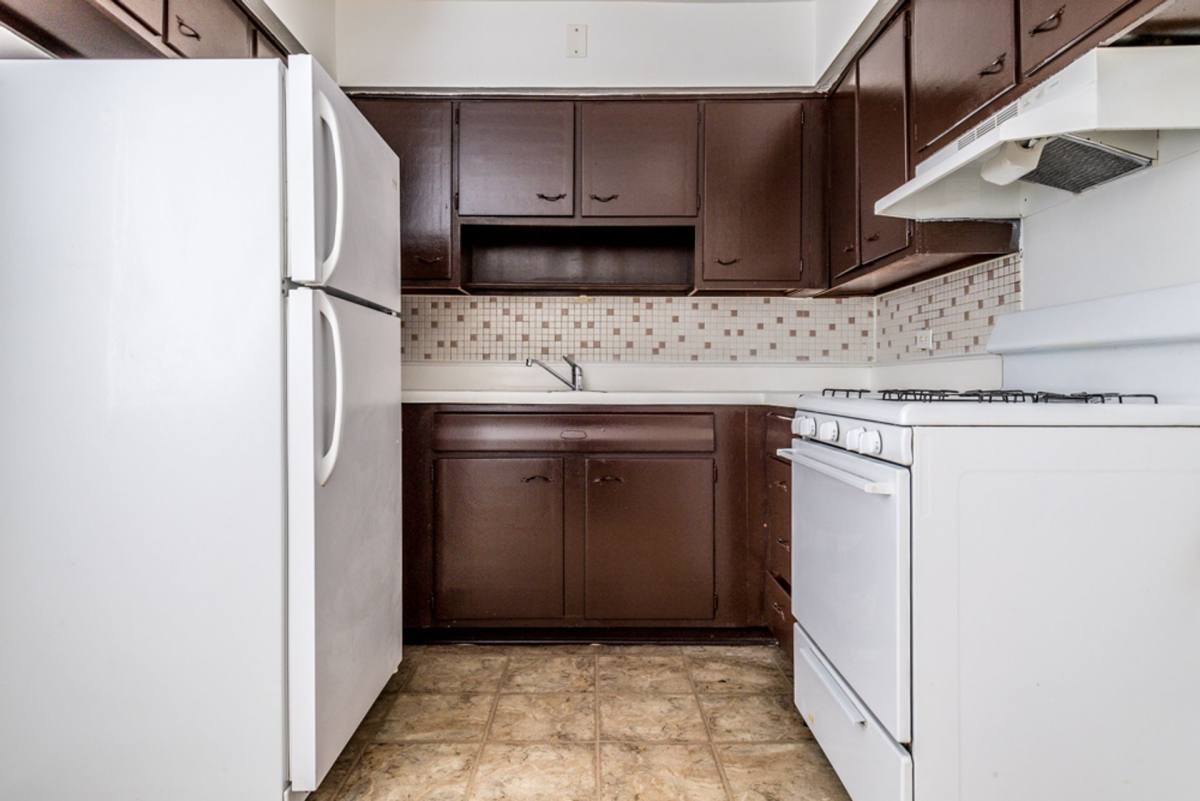 Apartment for rent at 7706 S Saginaw Ave, Chicago, IL 60649