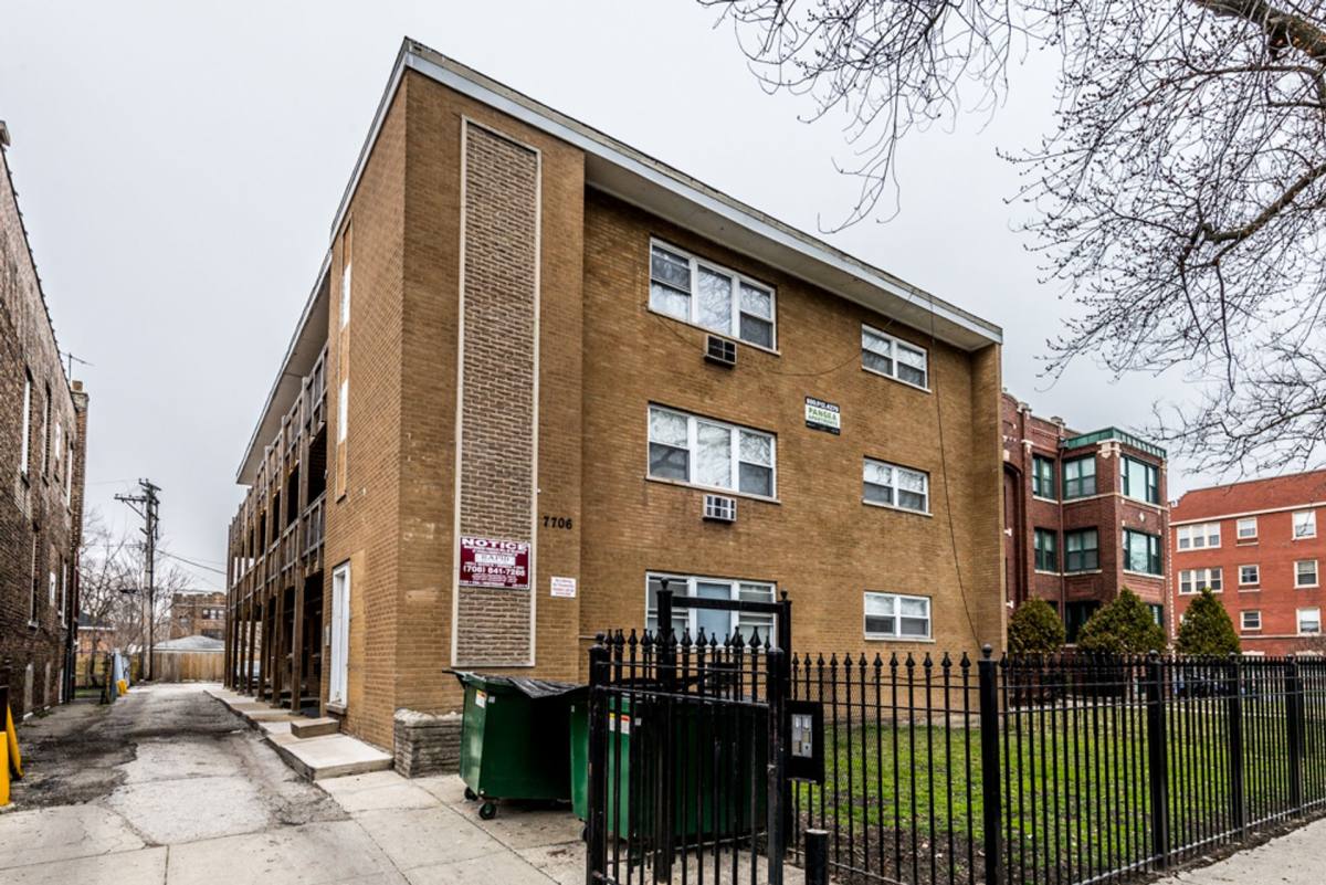 Apartment for rent at 7706 S Saginaw Ave, Chicago, IL 60649
