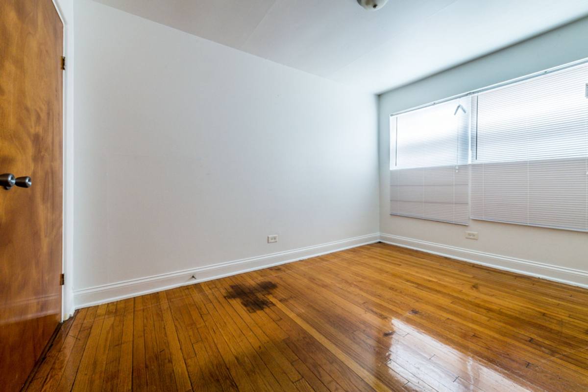 Apartment for rent at 7706 S Saginaw Ave, Chicago, IL 60649