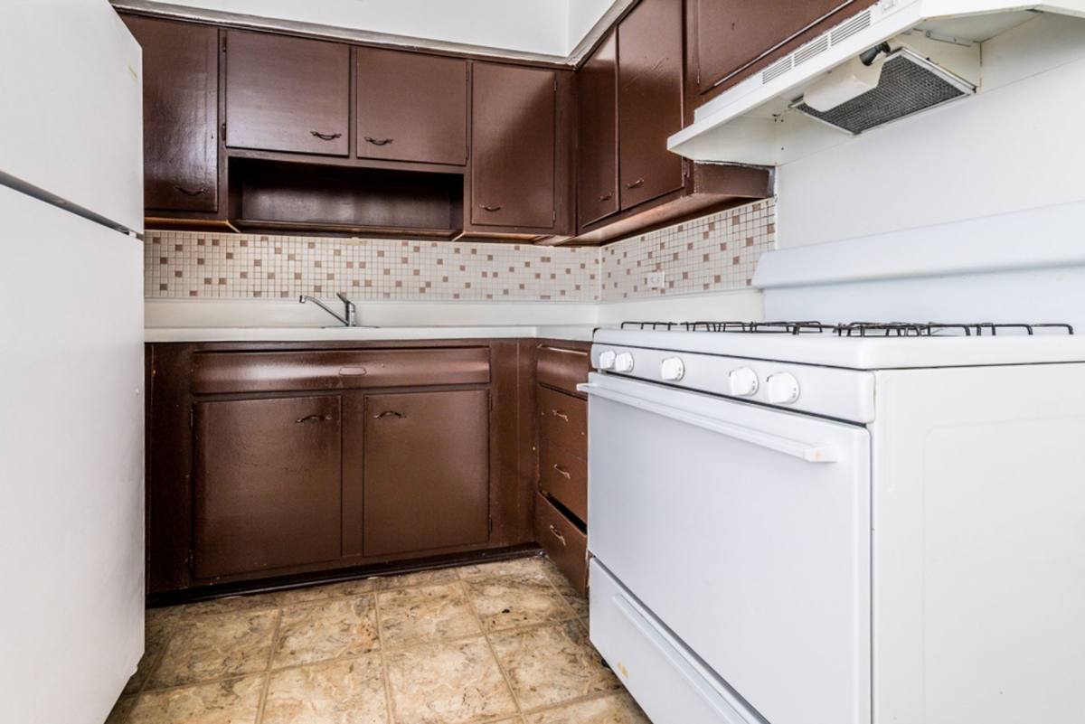 Apartment for rent at 7706 S Saginaw Ave, Chicago, IL 60649
