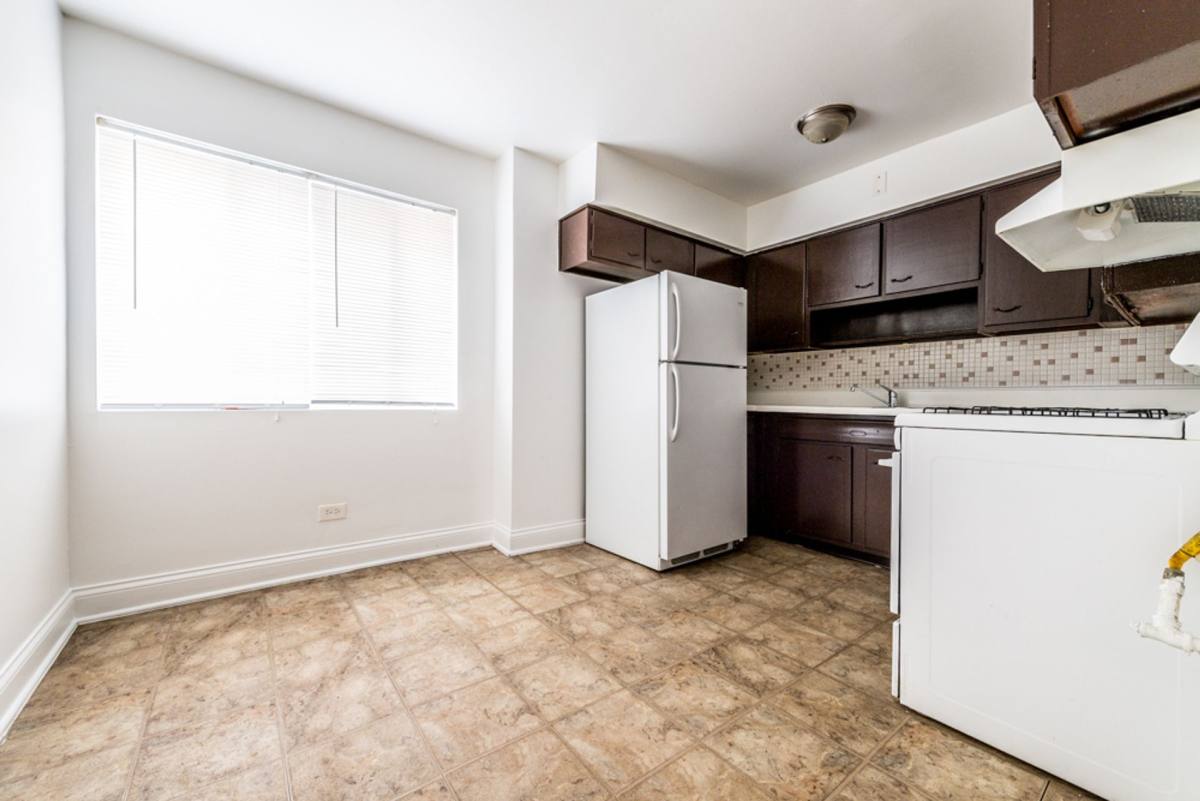 Apartment for rent at 7706 S Saginaw Ave, Chicago, IL 60649