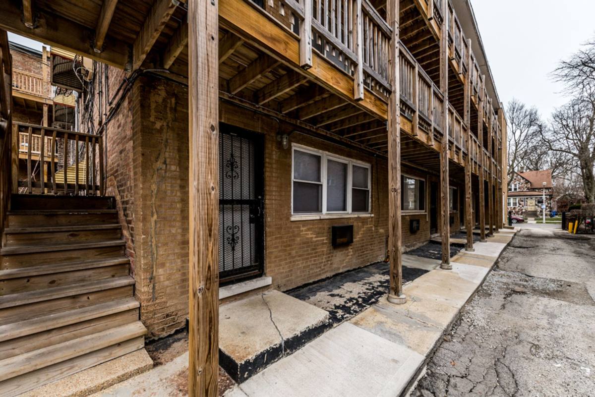 Apartment for rent at 7706 S Saginaw Ave, Chicago, IL 60649